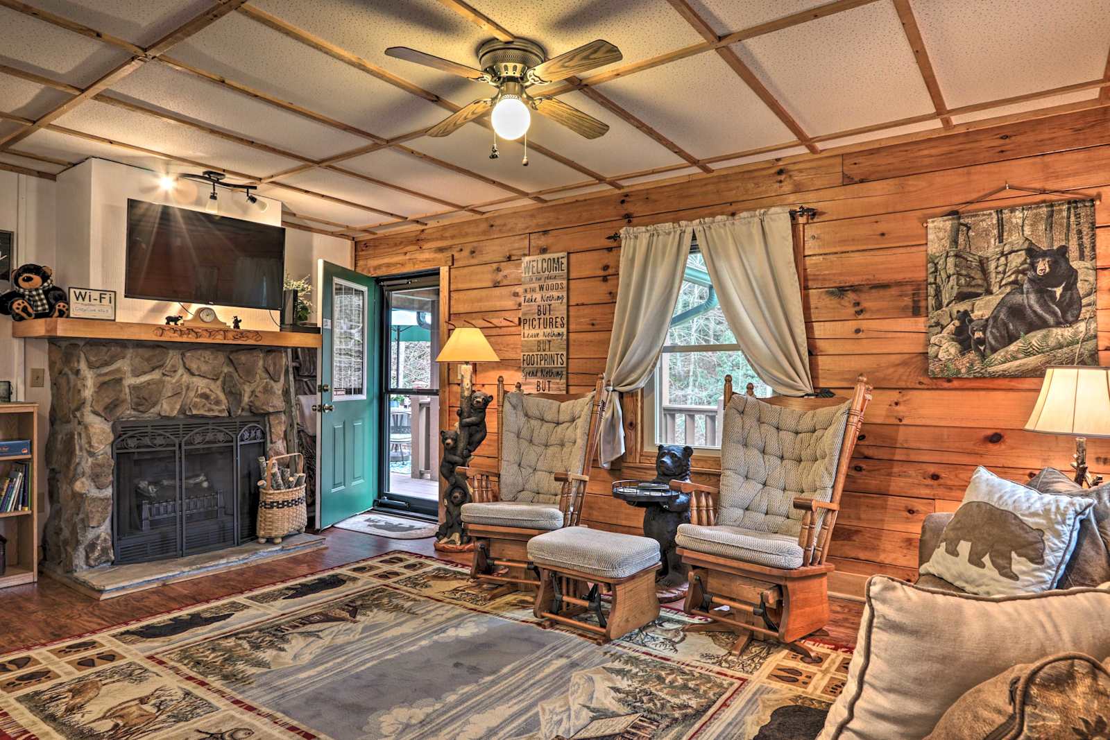 Living Room | Free Wifi | TV w/ Roku