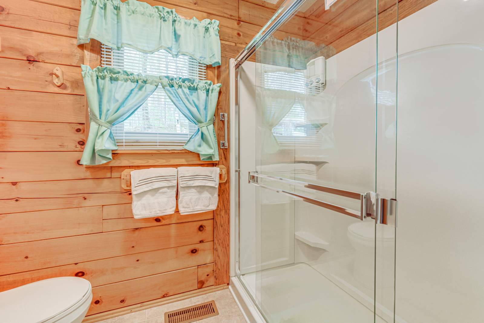 Full Bathroom | 6 Towels Provided