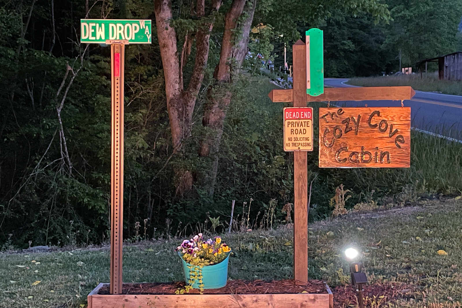Cozy Cove Cabin sign